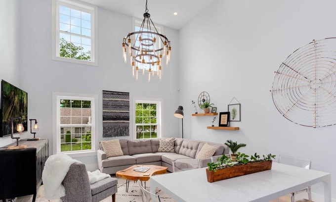 Downtown Casa | The Brownstone - 1 Block From Dtwn Square