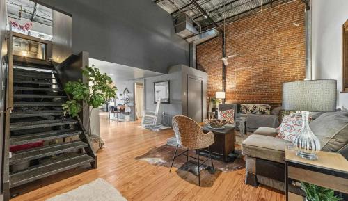 Downtown Apartamento | The Buchanan Loft - Modern Comfort Meets Downtown Charm