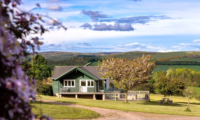 Lauder Chalet De Esquí | The Buchanan - sleeps 6 guests in 3 bedrooms with hot tub - 5 star award winning lodges