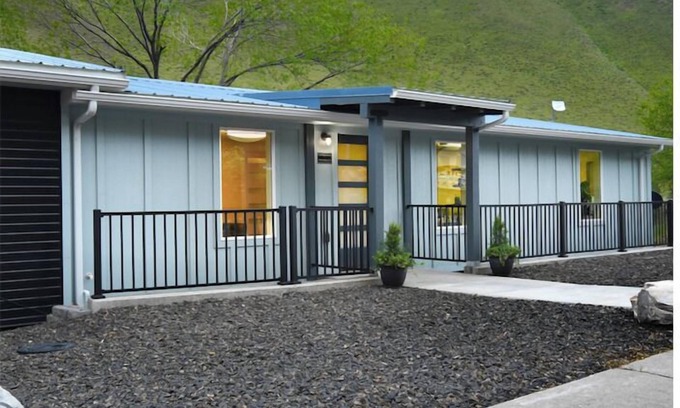 Riggins Casa | The Building on The River B&B