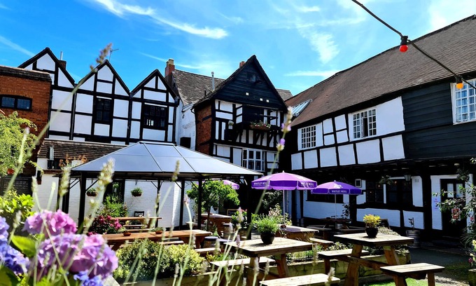 Ludwel Cama Y Desayuno | The Bull Hotel
