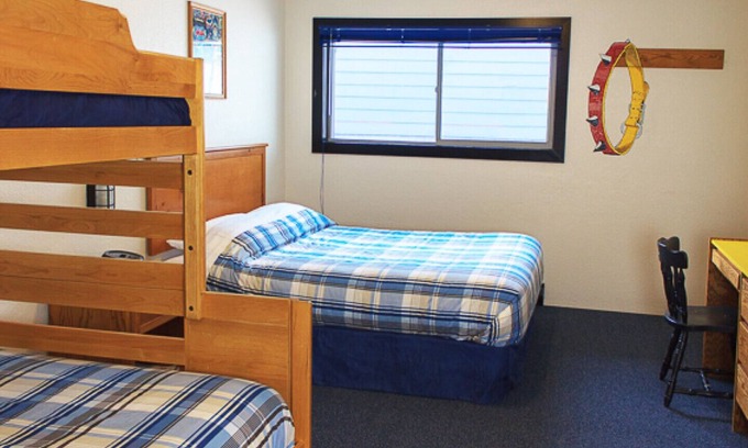 Silver Star Mountain Hotel | The Bulldog Silver Star - Standard Queen + Double/Single Bunk Bed 2
