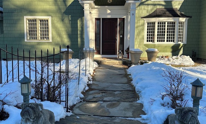 Hanover Apartamento | The Bulldog House! Walking Distance to Hanover and Dartmouth! 2 bedroom, 4 beds!