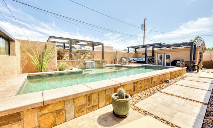 Lake Havasu City Casa | The Bullpen: Spacious Retreat, Sleeps 21! Pool-Spa-Casita-Ample Parking