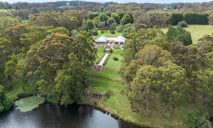 Bundanoon Casa | The Bundanoon Lakehouse - Amazing home with private lake