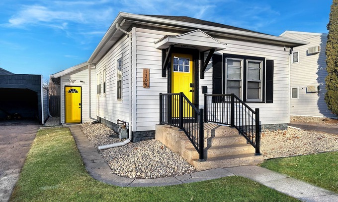 Sioux Falls Casa | The Bunga Glow: Modern, Cozy & Bright Near Downtown