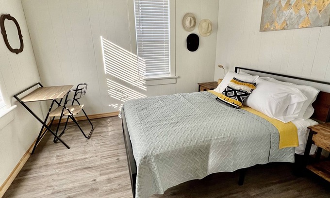 Claflin Casa | The Bungalow House; 2 Bed 1 bath; minutes from Cheyenne Bottoms! Pet Friendly.