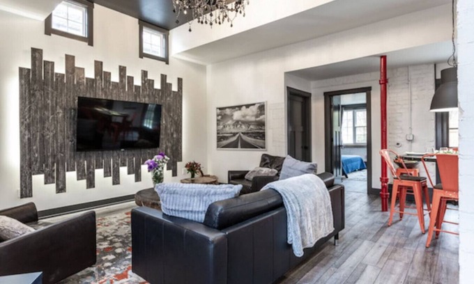 Indianapolis Casa | The Bungalow @Keystone Chic 2BR/3BED/2.5BA Getaway