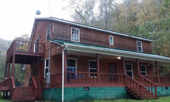Fort Gay Cabina | The Bunkhouse A Two Story Rustic Cabin 3BR 2BA