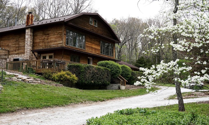 Macomb Casa | The Bunkhouse- fire pit, waterfall, games, private retreat for the family!