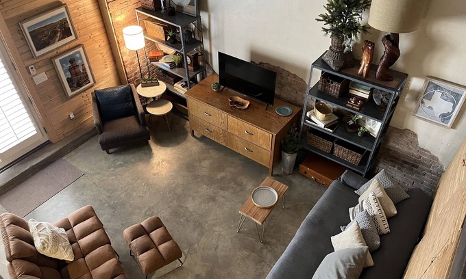 Claude Apartamento | THE BURROW Dugout