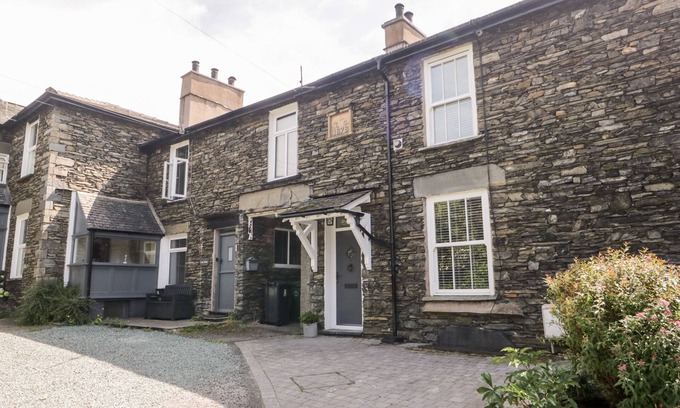 Windermere Cabaña | THE BURROW, family friendly, with open fire in Windermere