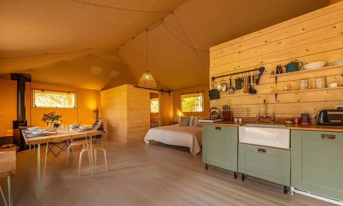 Halesworth Apartamento | The Bushel is a luxurious tent for four, offering the chance to unwind