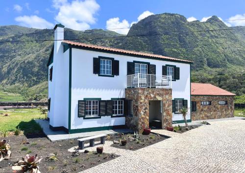 Faja Grande Casa | The Cão & Calf