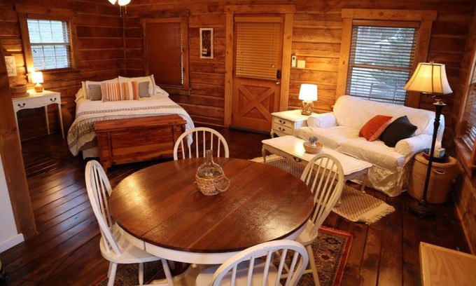 Newcomb Apartamento | The Cabin at GoodSoil Farm
