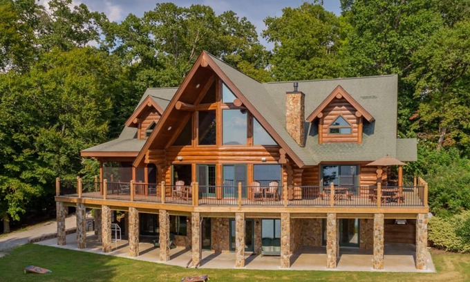 Bracey Casa | The Cabin at Lake Gaston