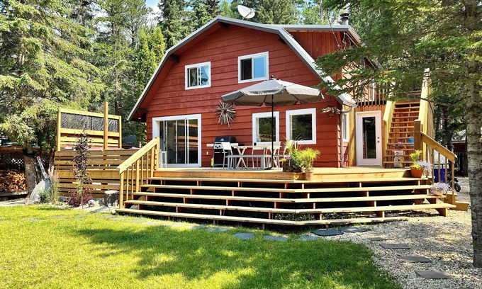 Northern Alberta Cabina | The Cabin at Marten Beach