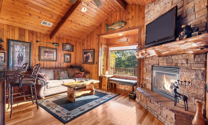 Branson Theater District Cabina | The Cabin at Rock Canyon + 2 Free Tickets