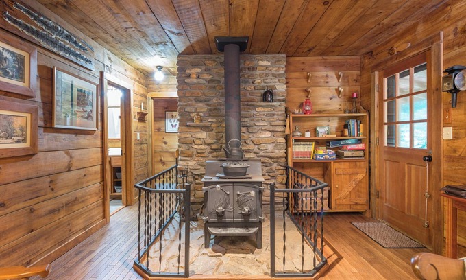 Old Fort Cabina | The Cabin at Two Creeks - 2 Bedroom, 1 Bathroom
