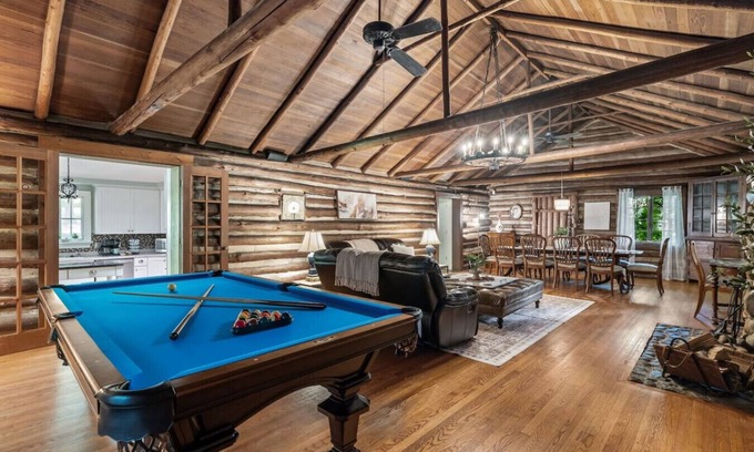 Old Irving Park Cabina | The Cabin - Fire Pit, Pool Table, Spacious