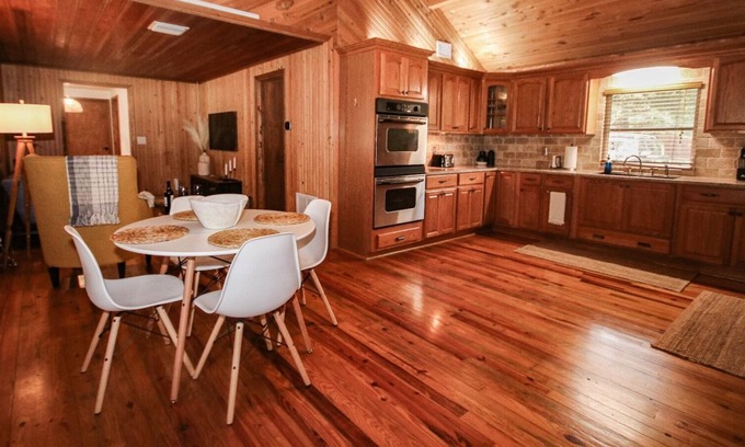 Bearss Plaza Cabina | The Cabin in The City with Outdoors Living Space