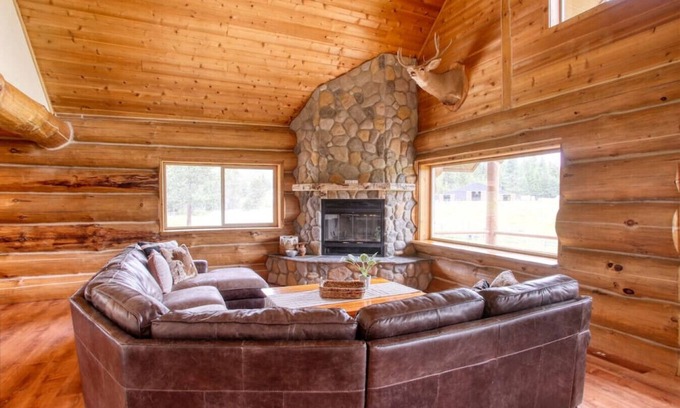 Bonner County Cabina | The Cabin · Rustic Log Cabin with Pasture and Mountain Views