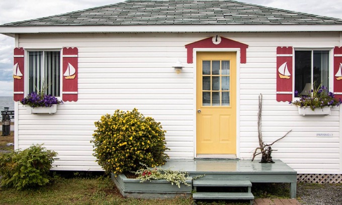 Pointe-au-Pere Chalet De Esquí | The Cabines du Phare are located in Rimouski by the sea. They are composed of te