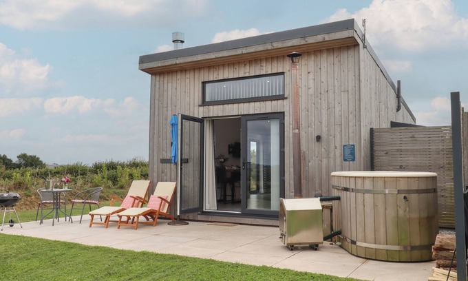 Tiverton Cabaña | THE CADELEIGH, romantic, with hot tub in Tiverton