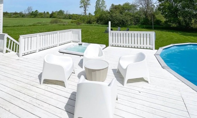 Prince Edward Casa | The Canada House | 4-Bedroom Retreat in Prince Edward County | Pool and Hot Tub