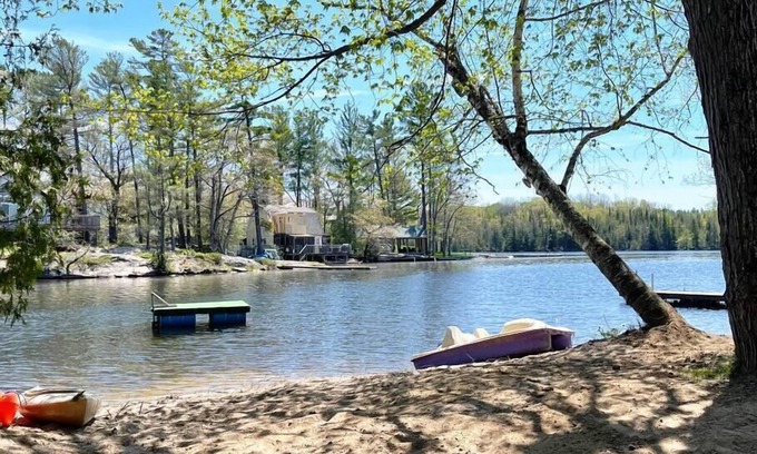 Selwyn Casa | The Canadiana - Rustic Beachfront Cottage