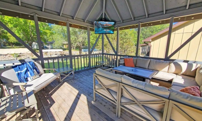 Wahpeton Casa | The Canal Cottage off West Lake Okoboji