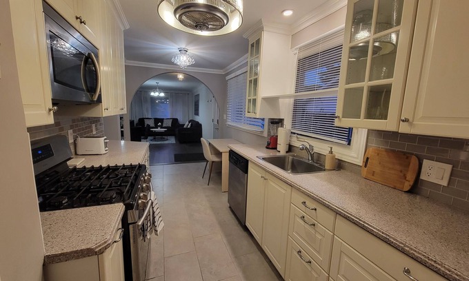 York - Haig Casa | The Canal House- 6 Bedrooms w/Fire Pit -5min walk to Canal / 5min drive-Downtown