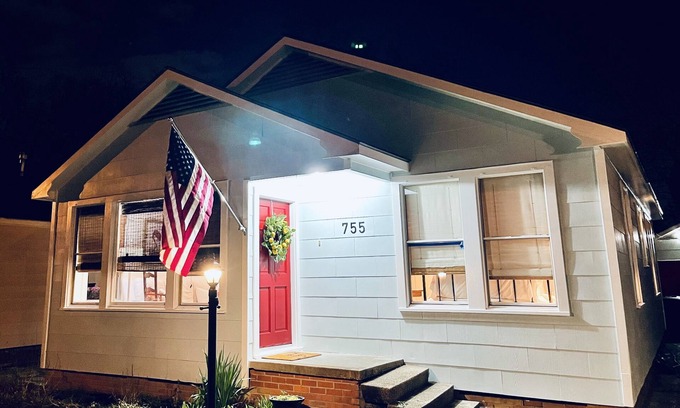 Mid City South Cabaña | The Capitol Cottage -perfect for any stay in Baton Rouge! 2BR location location