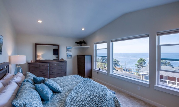 Depoe Bay Casa | The Captains Lookout Sleeps 6, Hot Tub, Pet Friendly, Ocean View