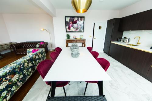 Robin Hood's Bay Casa | The Captains Residence at Rounton Villa by Maison Parfaite- Sea Views - Parking - Robin Hoods Bay