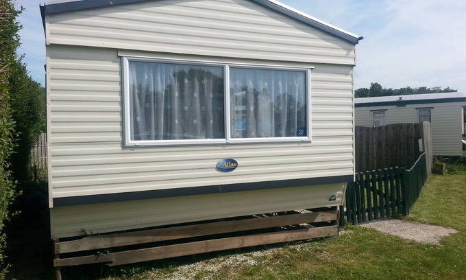 Wemeldinge Casa | The caravan is surrounded by hedges. Children and dog friendly