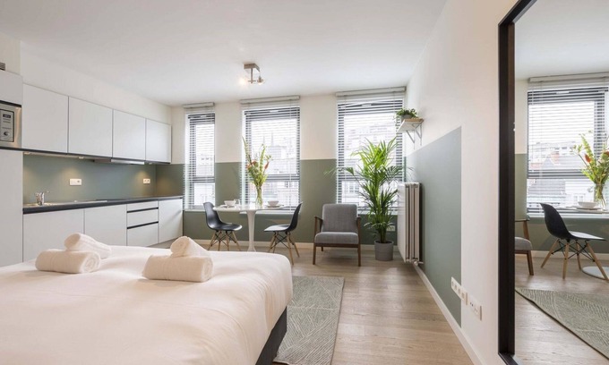 Antwerp Apartamento | The Card Room Green Studio