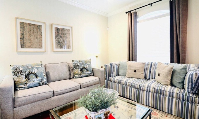 Oxford Casa | The Carl, 2BR Classic Charm by Velvet Ditch Villas