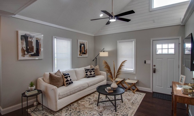 Carlinville Casa | The Carlinville Cottage