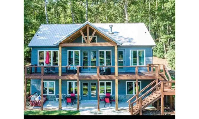 Dadeville Casa | The CaroBama Whiskey Tango Hotel