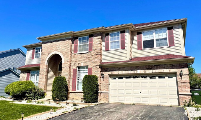 Carol Stream Casa | The Carol Stream Casa - Luxury Large Home, 7 bds, 75" and 65" TVs, Workspace