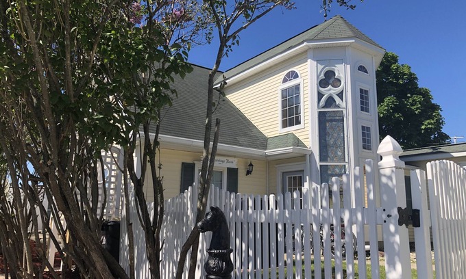 Mackinaw City Apartamento | ¡"The Carriage Haus Studio" en el centro de la ciudad de Mackinaw City!