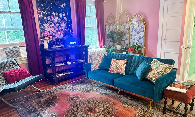 Woodbridge Cabaña | The Carriage House at Rose Hill - Minutes to Yale! Dog Friendly!