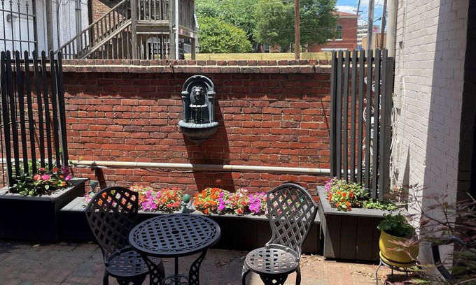 Monroe Ward Casa | The Carriage House Downstairs Garden Cottage- Downtown Richmond/VCU
