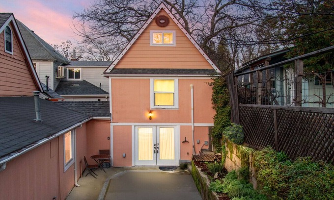 Grass Valley Casa | The Carriage House- Chic Treetop Loft & Hotub