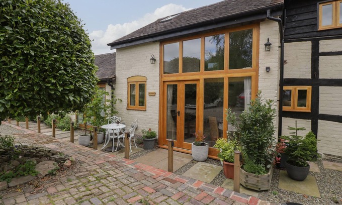 Yarpole Cabaña | THE CART BARN, romantic, with a garden in Yarpole