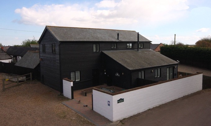 Brightlingsea Cabaña | The Cart Lodge at Lee Wick Farm Cottages