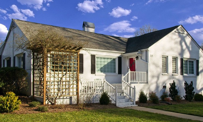 Cary Casa | The Cary House 3BR 2BA Sleeps 6 - Heart of Downtown Cary - Comer Beber Jugar Tienda
