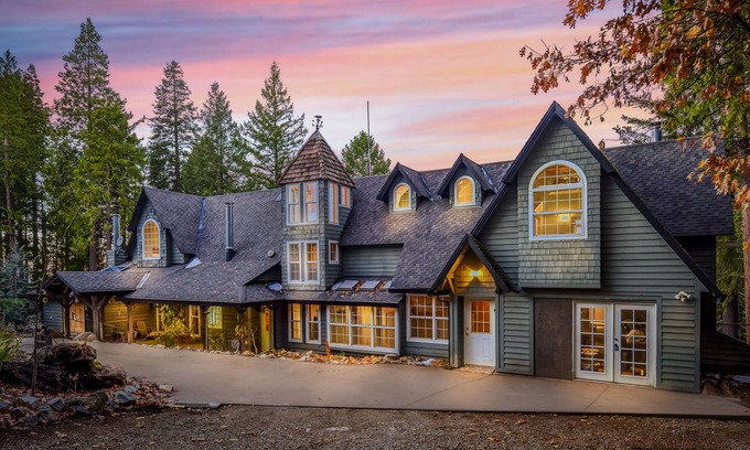 Nevada City Chalet De Esquí | The Castle on The Ridge, Luxury Off-Grid Experience