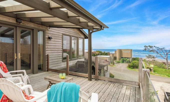 Arch Cape Cabina | The Castle Rock Estate by AvantStay | Steps From Arch Cape Beach